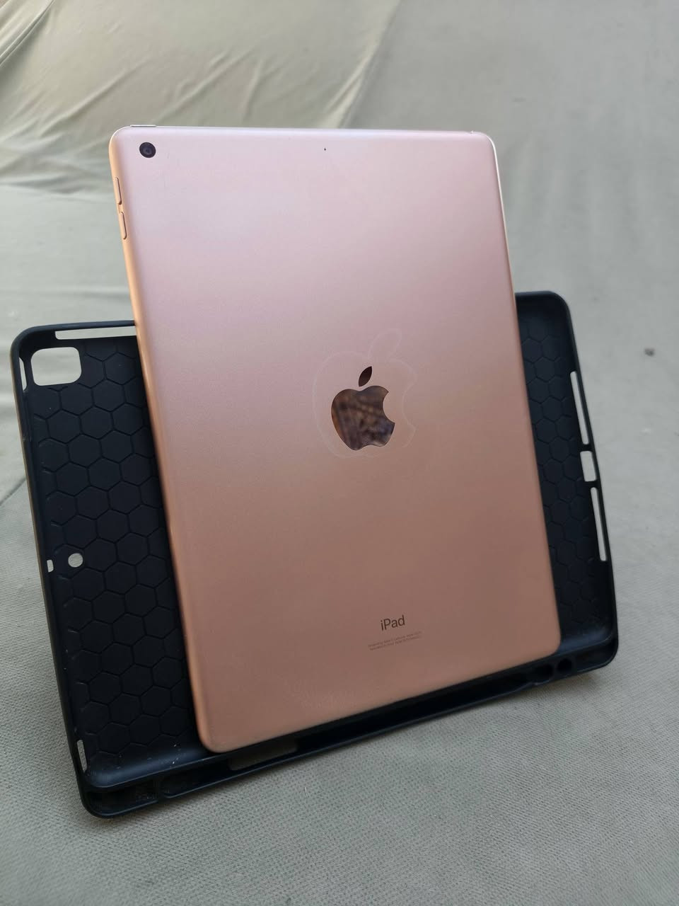 السلام عليكم 
عندي ايباد 8 للبيع 
ذاكره 128 
البطاريه 75 الى 70 ما متأكد 
النظافة 95
 بي مشكله بسيطة انو بصمه الاصبع ما تشتغل فقط 
السعر 150 الف 
واذا تريد تستفسر هذا رقمي ( *********** )
