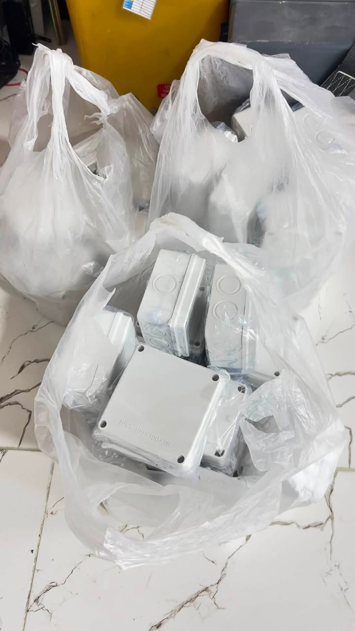 بوكس بلاستك  IP65 100×100×70

عدد 43 

السعر 85 الف 

للتواصل واتس اب :***********
