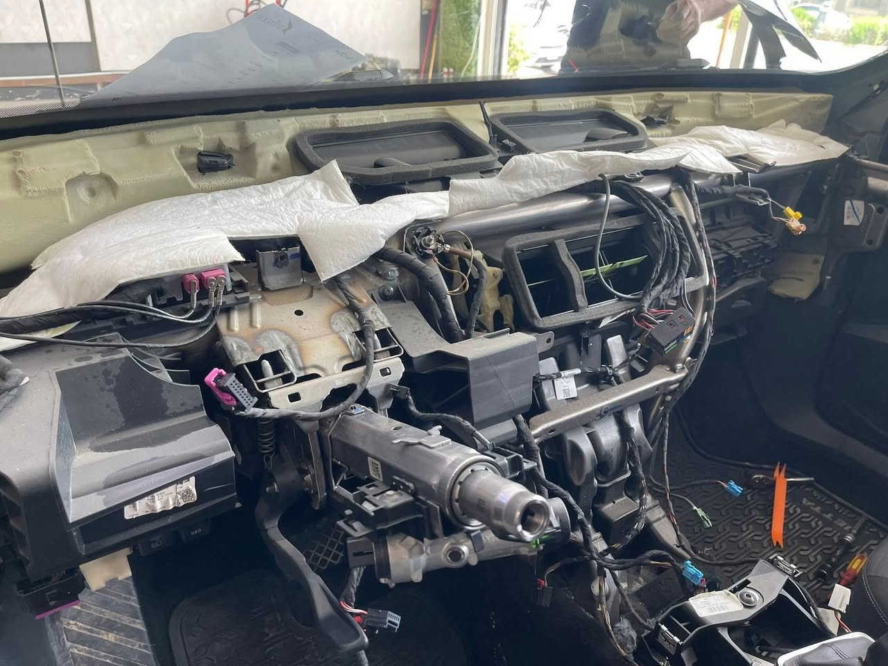 مركز شيرين لصيانة السيارات الألمانية 🇩🇪
❤️ زبائننا الكرام ❤️

🔧 السيارة الأولى

🚖 Jetta 2021 | محرك 1.4

🔹 اشتكى الزبون من خروج هواء حار عند تشغيل المكيف.
🔹 بعد فحص منظومة التكييف بالكامل، تبين أن الخلل في الفريز ،  وتم التأكد من العطل بواسطة الكاميرا الخاصة بالفحص.
🔹 تم تبديل الفريز بقطعة أوربية جديدة مع ضمان لمدة سنة كاملة.
✅ (الضمان يشمل  الدشبول & الفريز ).

🌹🌹🌹

🔧 السيارة الثانية

🚘 Tiguan 2022 | محرك 2.0 Turbo

🔹 تم تبديل الجام الأمامي بجام جديد.
🔹 إزالة وتنظيف السيلكون القديم بالكامل.
🔹 تركيب الجام بصورة احترافية وفق المواصفات المطلوبة.
✅ ضمان سنة كاملة ضد دخول الهواء أو الماء.

🌹🌹🌹

🎁 عروض وكالة شيرين

✅ تبديل هيدروليك الكير بدون أجور عمل.

✅ فحص كمبيوتر مجاني عند تبديل دهن المحرك في وكالتنا.

✅ فحص الصدر الأمامي او السيارة مجاناً عند تبديل دهن المحرك في وكالتنا.

🎉 كما تدخل تلقائياً في:

🔹 السحبة الشهرية للفلاتر المجانية.
🔹 سحبة الدهن المجاني كل ثلاثة أشهر.

🌹🌹🌹

📍 موقعنا:

https://maps.google.com/?q=36.168079,44.011108

🏢 شركة شيرين (وكالة فولكس واگن & سكودا)

📍 أربيل - قرب نقليات بغداد (كراج بغداد)
📍 بالقرب من مرطبات 9×9

📞 ***********
📞 ***********

#Volkswagen #VolkswagenService #Jetta #Tiguan #Passat #Atlas #Skoda #Erbil #مركز_شيرين
