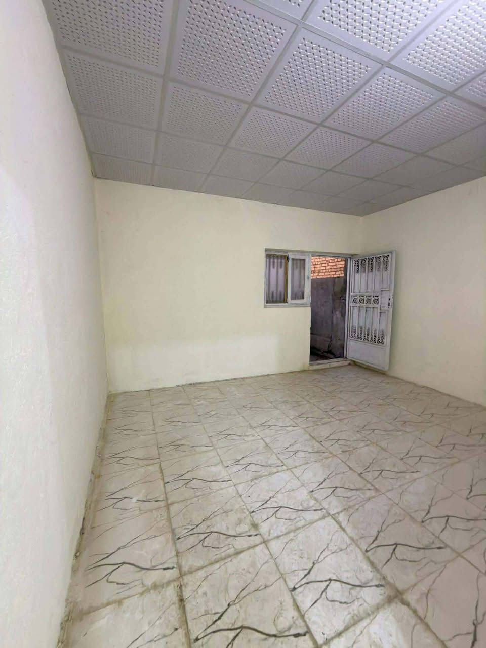 السلام عليكم ورحمه الله وبركاته 
#بيت_للبيع السعر 130مليون قفل 

 حي الفرات (شارع حمورابي) رابع بيت عن الشارع العام 

🔹 المواصفات:
▪️ الموقع: (قرب اسواق الجوهره )
▪️ المساحة: 138 متر 
▪️(الطابق الاول) 
▪️غرفه
▪️استقبال
▪️مطبخ
 ▪️صاله
▪️صحيات داخليه و خارجيه 
▪️(الطابق الثاني )
▪️غرفه 
▪️بيتونه سطحين امامي وخلفي (السقف صب كونكريت )

خدمات كاملة 
————————————————
🔺#للاستفسار الاتصال ع الارقام

 ***********📲 

—————————————————————
نستقبل كافه عروضكم السكنيه بيع وشراء ورهن والمبادره العقار الطابو والزراعي واهلا وسهلا.
