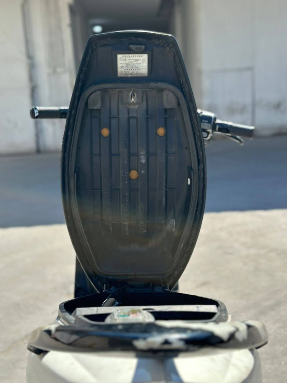 سلام عليكم دراجه ماكس عدله لون ابيض أوراق اصولي محرك وكاله وشلعته  فول كلشي مكفول اله الشاصي صار حادث وصار بيه عواج والباقي كله على كفالتي صاله 6اشهر طالعة من المعرض 
العنوان كربلاء الحر 
الرقم ***********
