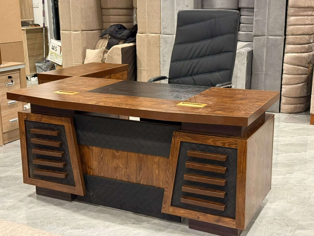 معرض صلاح آلدين للأثاث المنزلي للجمله والمفرد 
وصول ميز مكتب رئاسي تركي قياس 160 سنتيم مع ملحق 80 سنتيم وجه جلد شي مرتب وراقي جدا 
#زورونا_تجدون_مايسركم🚶🏻‍♂️
***********
#الفرع_الاول
تكريت الزهور مقابل كليه تربيه البنآت مجاور تانكي المآء قرب غصن الزيتون
#الفرع_الثاني
تكريت الزهور مقابل مدرسة خالد بن وليد قرب تربيه البنآت
