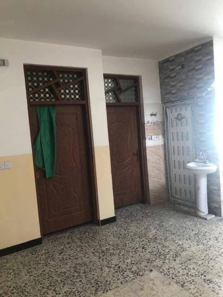 السلام عليكم الدار للبيع مساحه ٢٣٨ متر الواجهه ٨ونص م والنزال 28 م يحتوي على طابقين في الكماليه البستان طابو زراعي قرار ٢٥  الطابق الأول متكون من كراج وحديقة وصحيات خارجية 
واستقبال 8 م وهول 6م وغرفه 5 م وصاله وحمام داخلي ومنور تواليت داخلية ومطبخ بارد ومطبخ حار بالترك أضافه الى الطابق الثاني متكون من 4 غرف نوم كاملة +صحيات كاملة والسطح مطبك شتايكر علمًا ان البيت فارغ  الموقع في البستان قرب المدرسة الأهلية السعر  ١٥٥  مليون بي مجال المراجعه مع مكتب دلالية ابو فراس العتابي ***********وابو محمد الشمري ***********🌹🌹🌹🌹
