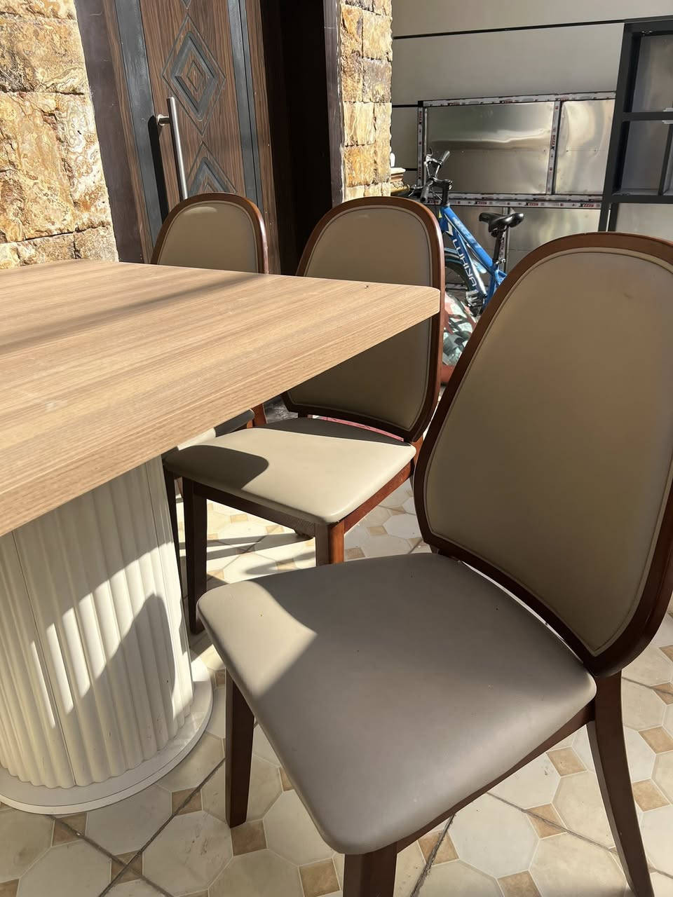 ميز طعام بوهيمي خشب اصلي سر مقاعد نضيف جداً اي شخط مبي رايدي ب ٥٠٠ وبي مجال عنوان حي الحسين مجاور مجمع النسيم السكني للتواصل اتصل ***********
