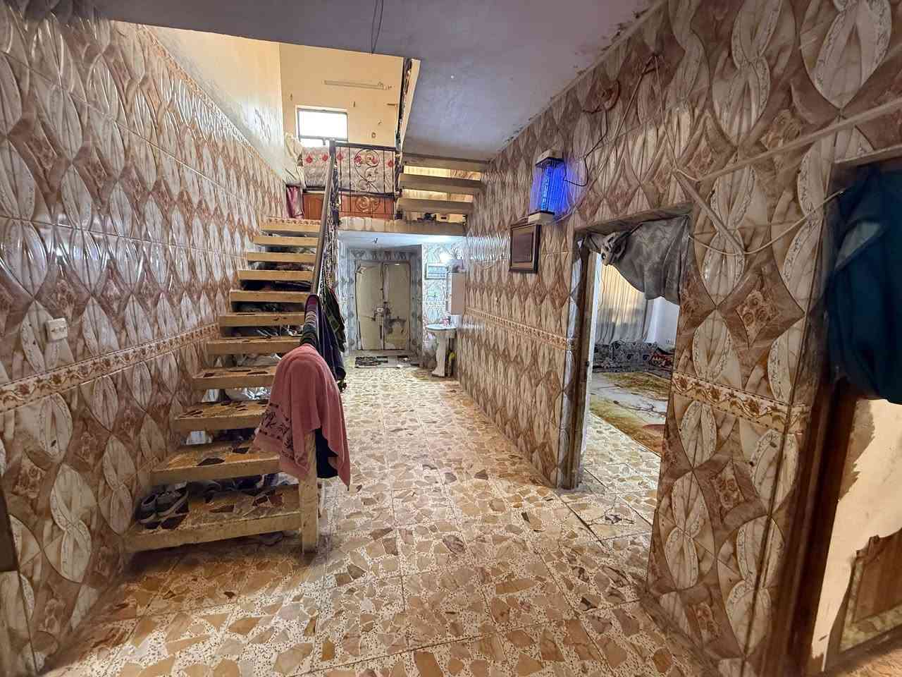 #بيت_للبيع  بغداد  بوب لشام
 قرية أبوعليان المساحة ٦٥٠ متر سند ١١٧  
طابقين الطابق الأرضي
 استقبال - مطبخ -غرفتين نوم صحيات - مساحة درج - طرمة أمامية حديقة طرمة خلفية وحديقة 
الطابق الثاني غرفتين نوم بلكونة سطحين البيت خير من الله 
السعر 135 مليون 
للاستفسار أكثر يرجى التواصل مع صاحب البيت 
حيدر ابو كرار *********** واتساب
