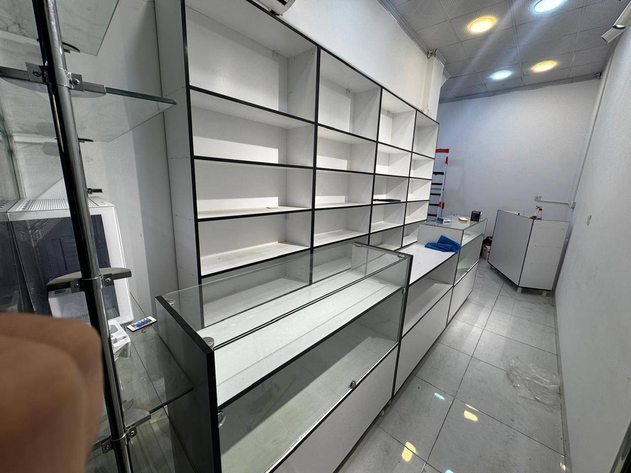 رفوف خشب تركي مع 4 ميز جام مستعمل شهر واحد فقط للاستفسار ***********
