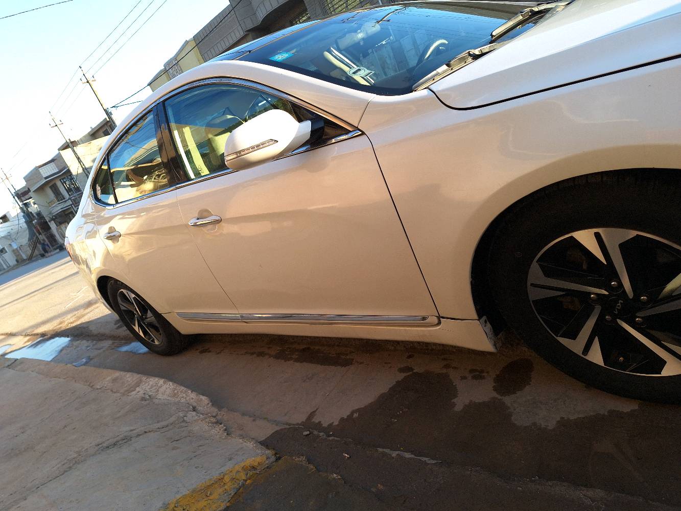 سلام عليكم كية كاتنزه مديل 11خليجي 
مواصفات فول واحد على واحد 
بصمه وسقف بل رومه كشنتات كهربائي تبريد قطعتين مري شفط على تخم تاير جديد 
(((البيه ضربه جاملغ وصبغ حزام للجماله فقط واكو صور 📷 مال قبل الضبغ وضربه )) 
مكان بغداد سيدية 
تحياتي للجميع 