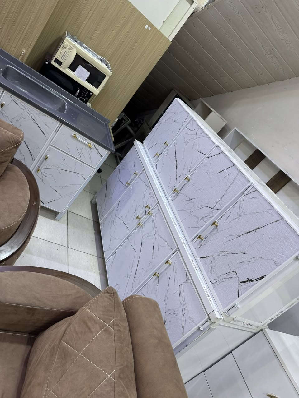 يتوفر جميع الاثاث بيع وشراء وتبديل الاثاث 
العنوان اربيل فرمانبران مقابل ماركيت سوفار
الاستفسار اكثر *********** واتساب 
يتوفر نقل داخل اربيل
