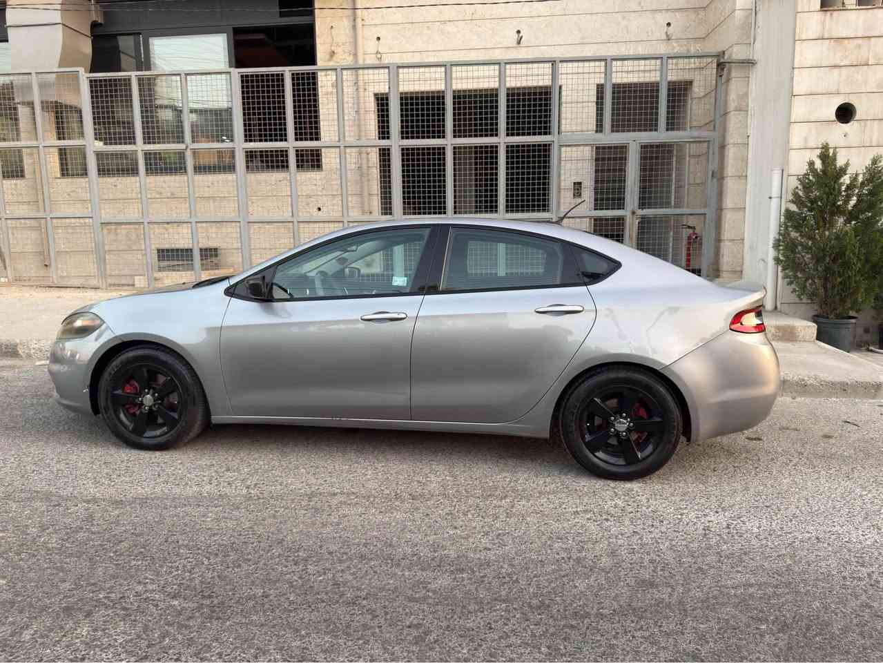 دۆج دارت ٢٠١٦ 
مەکینە ٤ بستۆن ٢.٤
یەک چەمەلخ پێشەوە بۆیاخە بێ ناو بێ ئێرباگ
دوو پەڵە ساردی هەیە
چوار جام و ئاوێنە کارەبا
١٢٢ هەزار ڕۆیشتووە
تایەی تازەیە
سەنەوی تا ٢٠٢٩ تازەیە
هیچ گڵۆپێکی خەلەلی ئیش ناکات
نرخی ٩٥ گەڵاو مەجالێکی کەم 
شوێن سلێمانی

***********
*********** السليمانية, العراق
