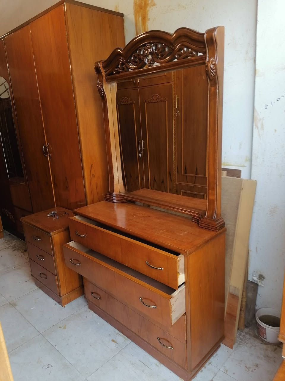 ميز تواليت نقش زان شغل توكمه درجة أولى معرض ابو حسن حي السكر مقابل ساحه غاز السكر ت *********** مستعدون لشراء غرف النوم والكناتير المستخدم

