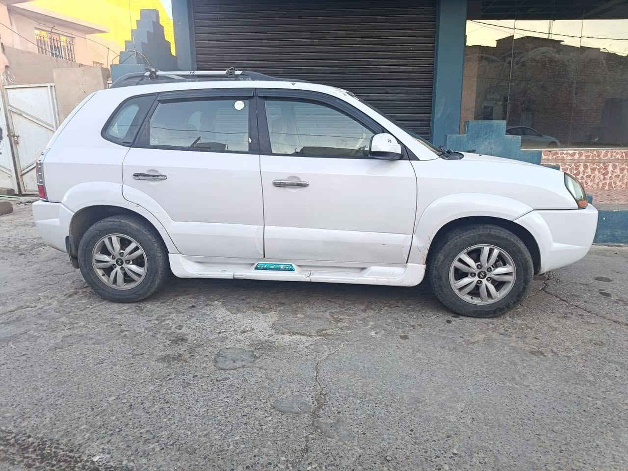 للبيع تكسون ٢٠١٠
بدون صبخ بيها كرت كد شبر باب سائق
محرك كير شرط مكينه ٦ سلندر
مواصفات فول
سنويا وهزه ورقم كله جديد
سعر 105$ 
مكان بعشيقة 
 ***********
 ***********

