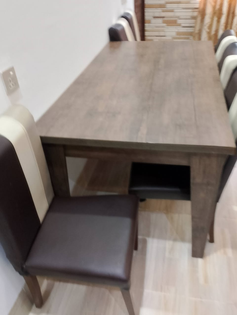 السلام عليكم ديوان تركي مع ميز طعام  6 كراسي مع طبلة وصطية   سعر الديوان 500  سعر ميز الطعام  200  سعر الطبلة 150 / اتصل وات ساب او خاص ***********
