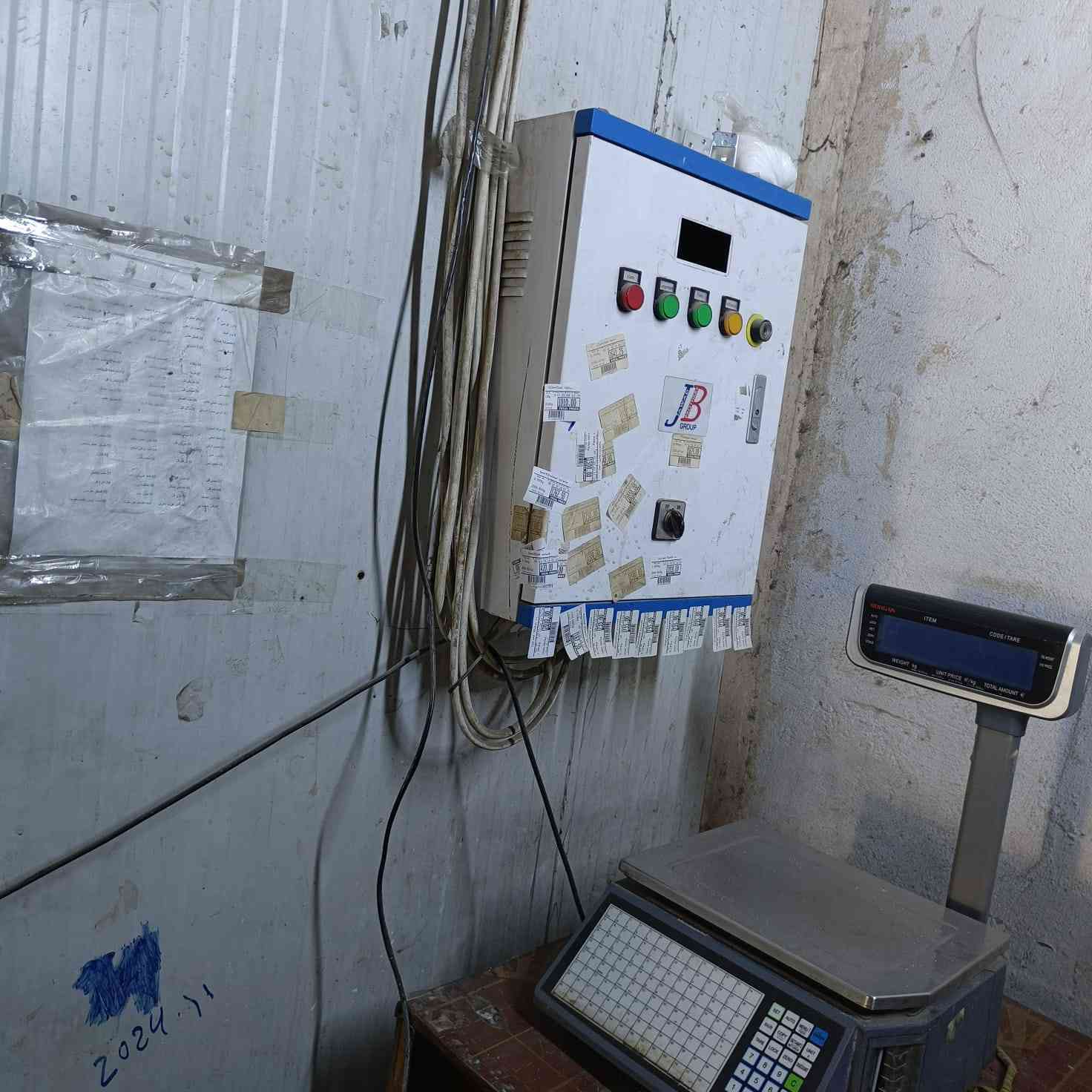 السلام عليكم عندي براد 8ونص طن نوعه mt عنوان الشعب شارع عدن ***********
