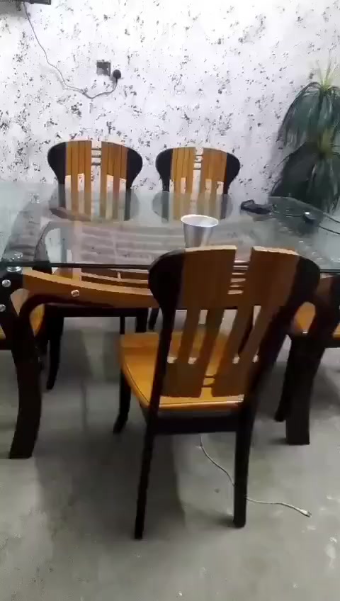 السلام عليكم عندي ميز طعام نضيف استخدام قليل مع 4 كراسي للبيع إلي يريده يتصل لو يراسني وبيه خير ويدلل

 *********** واتساب موجود
