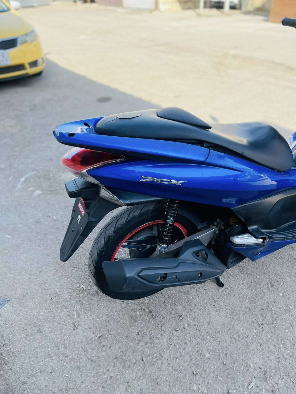 سلام عليكم
جيل الاول لون ازرق 💙
دراجه بلاديه كفر ومكينه 
حساس ازدحام 
حساس استاند كهربائي 
لايت عالي وناصي 
مرايات و عده بلاديه مال شركه 
اوراق كامله
دراجه حلوه كلش
سعر 1550 الف وبيها مجال بسيط 
مكاني بغداد البلديات
***********
