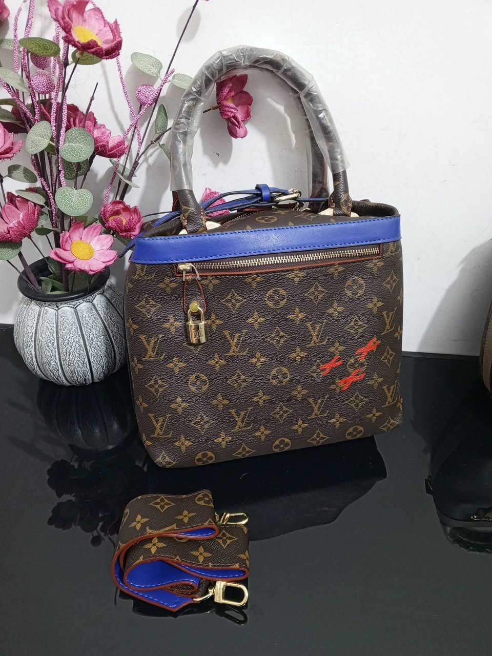 حقيبة لويس فيتون بالة خليجي غير مستخدم علقي بتم يجيج السعر ع الخاص قطعه تحففففففه  وضمانج الفحص بوجود المندوب


**إذا كنت صاحب هذا الإعلان وتريد حذفه لأي سبب، رجاءا أرسل رسالة إلى الدعم الفني**