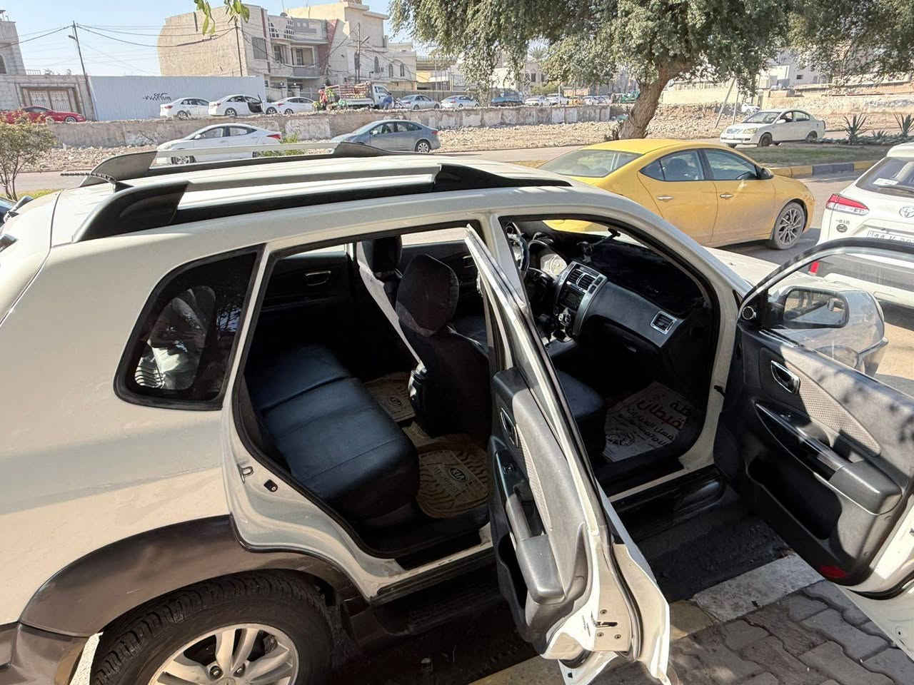 السلام عليكم ورحمة الله وبركاته
توسان ٢٠٠٩ رقم بغداد بأسمي

سياره بدون صبغ بيها بس بارد شويه من الجاملغ الأمامي و حافة البنيد السعر ١٢٠

رقم الهاتف ***********
