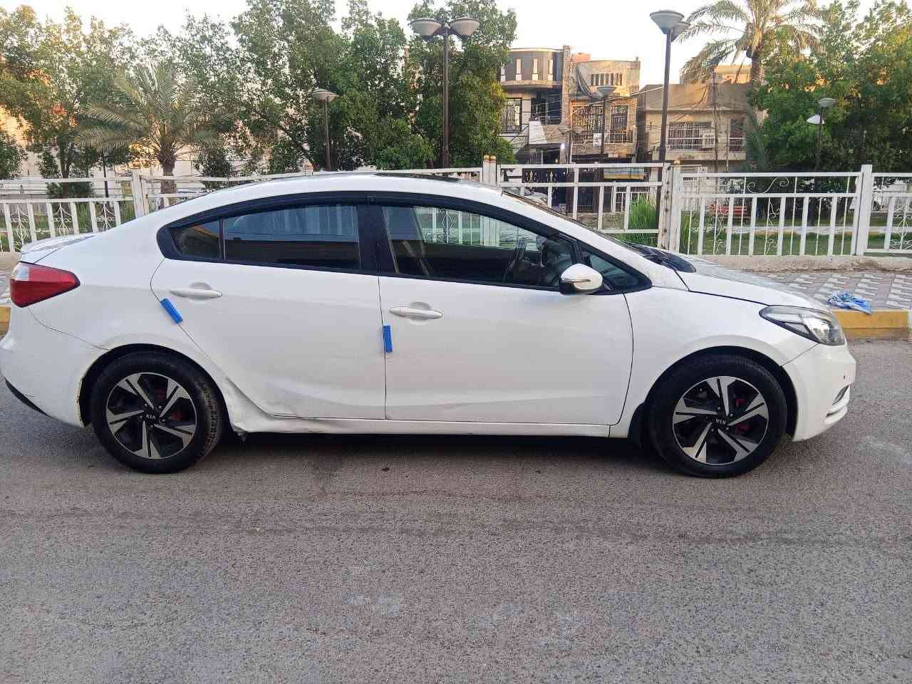 السلام عليكم.. ⭕
للبيع كيا سيراتو موديل 2013 مكينه 1600سياره خليجيه كير مكينة خير من الله تدفئه تبريد شغاله بيها 3 قطع تبديل رقم بغداد باسمي  تحويل مباشر فول مواصفات عدا البصمة 
رقم تلفون:  ***********
