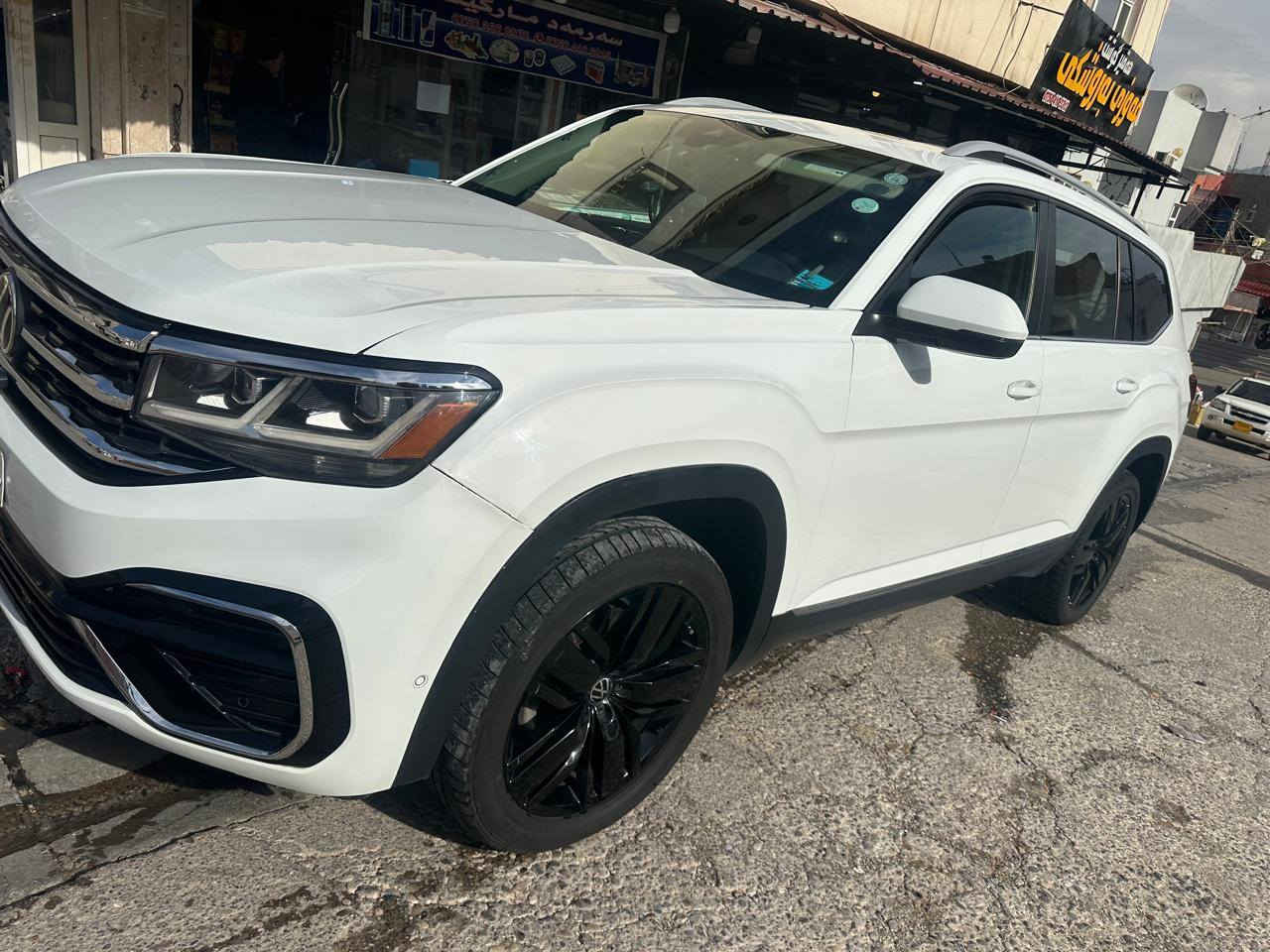 فولكس واكن اطلس 
الموديل2021
محرك 6سلندر تنفس طبيعي بدون توربو 
ماشية 52000ml 

مواصفات sel R line 
اعلئ فئة بالمواصفات 

بانوراما 
٧ راكب 
كشنات الامامي كهربائي وتدفئه 
كاميرات ٣٦٠  ودوار
رادار امامي وخلفي وجانبي  مانع اصطدام توقف ذاتي
 وتحديد مسار ونقط عمياء 
حساس امامي خلفي 
لايت ليد وزنون وداينمك وية الستيرن 
كيج إلكتروني 
بصمه وتشغيل عن بعد 
وبعد بيها هواي مواصفات 

السيارة حادث راس جملخ عكس السايق وشوية بونيد تعديل بار بدون صبغ ارباك طاك بس البرده وستيرن راجعها على شركة 
 
مكانها دهوك

والسعر 26500$ وبيها مجال
***********
***********
واتساب دهوك, العراق
