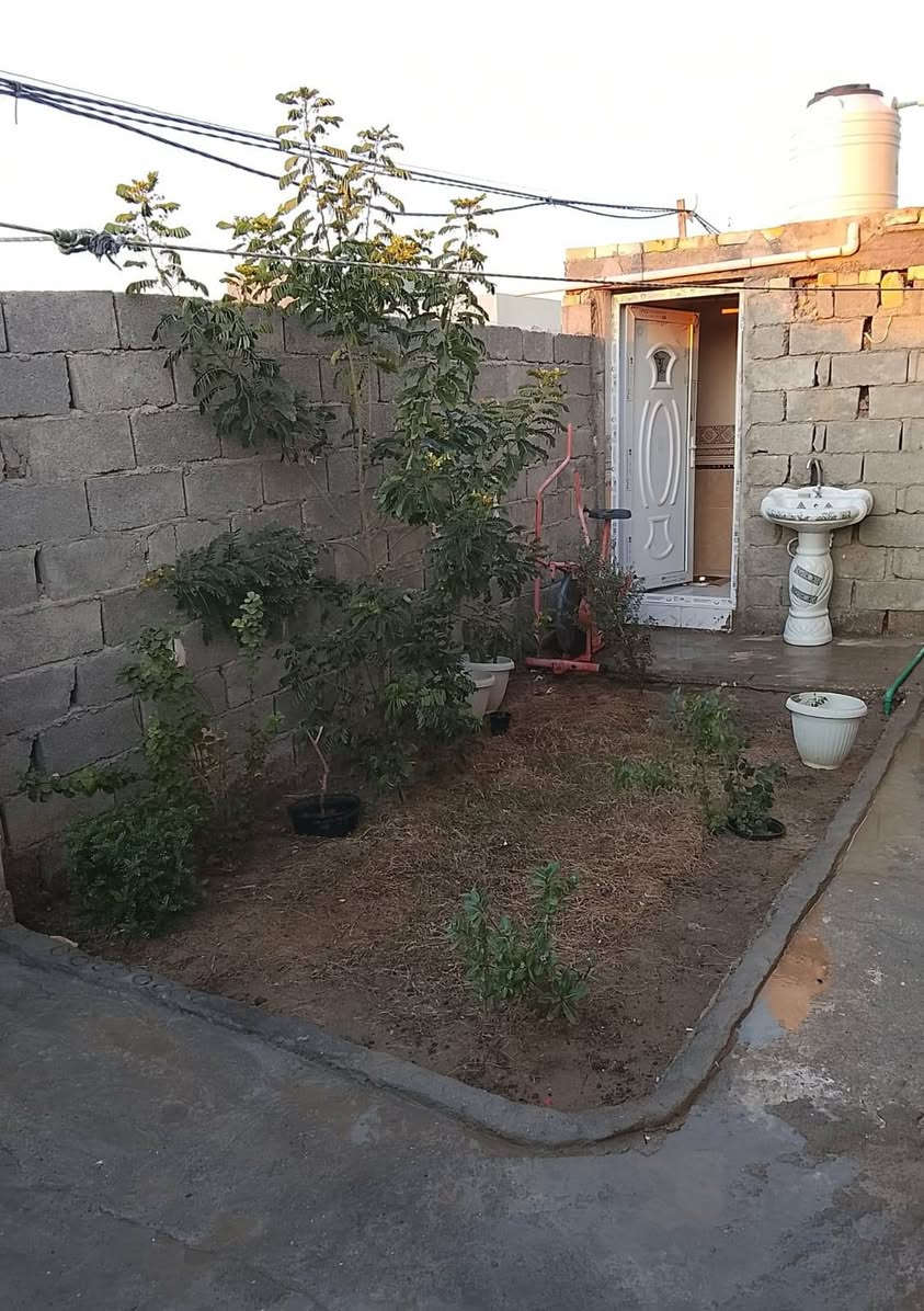 بيت للبيع حي الحكيم نزلة مجمع الوفاء السكني شارع سبيس البيت متكون من صاله ومطبخ سيراميك واستقبال صحيات داخليه وخارجية طابوق السقف صب كهرباء درجة اولى ماي مجاري درجه اولى الاتصال على الرقم  *********** اتصال وواتساب
