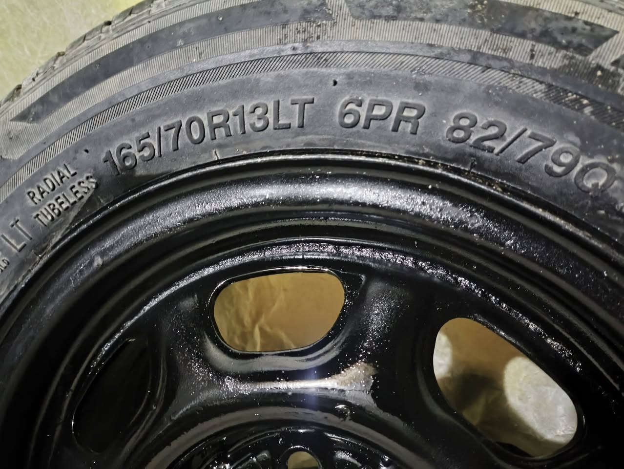 السلام عليكم ورحمة الله ويل وتاير جاهزات حجم 13 التاير فقط فتيلة وحده ونضافة شوفت عينك العنوان الحله منطقة البكرلي  وسعرهن مناسب ***********
