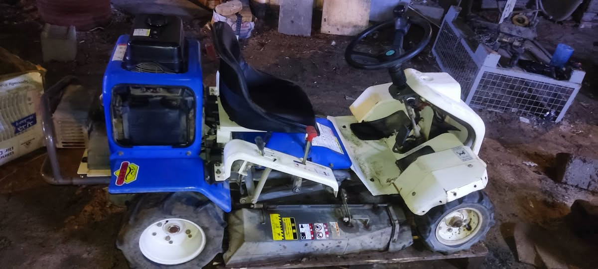 جزازة حشيش وثيل طراز Orec Rabbit RM85B.
الميزات الأساسية: تُعرف هذه الآلة بأنها جزازة عشب ركوبة لجميع التضاريس، مصممة خصيصًا للتعامل مع العشب الطويل والأعشاب والشجيرات في التضاريس الوعرة مثل البساتين ومسارات الغابات.
المواصفات الفنية:
المحرك: تعمل بمحرك كاواساكي (Kawasaki) عادةً، بقوة حوالي 13 أو 14 حصانًا.
نظام القيادة: تتميز بنظام قيادة ميكانيكي يوفر سرعات أمامية وخلفية متعددة، ومجهزة بترس تفاضلي وقفل تفاضلي لتحسين الجر على المنحدرات.
عرض القطع: يبلغ عرض القطع حوالي 85 سم (33 بوصة).
التصميم: تتميز بمركز ثقل منخفض لتوفير الثبات على المنحدرات، ومقعد قابل للتعديل لراحة المشغل حجم المكينه 150 cc الصناعة يابان بدون صندوك ترتيبها بلادي هيج ، السعر 22 ورقه وقابل للتفاوض العنوان البصرة الطويسة .

للستفسار : ***********
