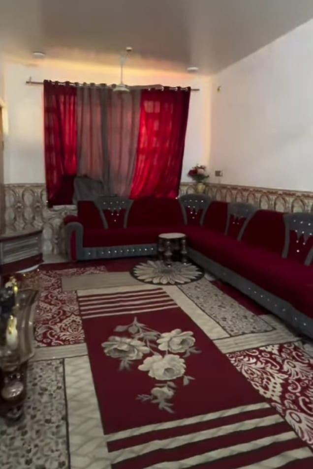 بيت للبيع حي السواق المساحه 200 م ركن شارع 15م خلف شارع الزهور طابقين يحتوي على 6 غرف نوم واستقبال ومطبخ وصاله وصحيات البيت جديد بناء سنة 2018 السعر 700 مليون مع المجال 
***********
حسين الرماحي
