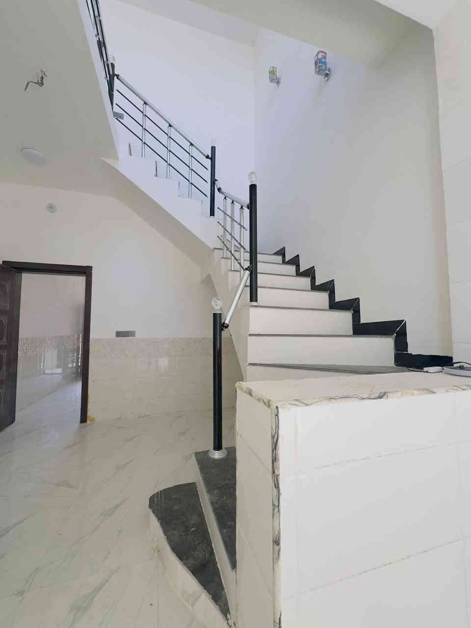 سلام عليكم يتوفر بيت مساحه 50متر طابو زراعي سند 25 اقرار محكمه صاير البيت داخل مجمع سكني يتوفر بيه كافت الخدمات من ماء وكهرباء ومجاري وتبليط يقع المجمع خلف جامعه كربلاء فريحه عن الامام ١٠دقايق  
ملاحظه البيت بناء طابق جمهوري 
السعر 52مليون 😇
الاتصال 
***********
