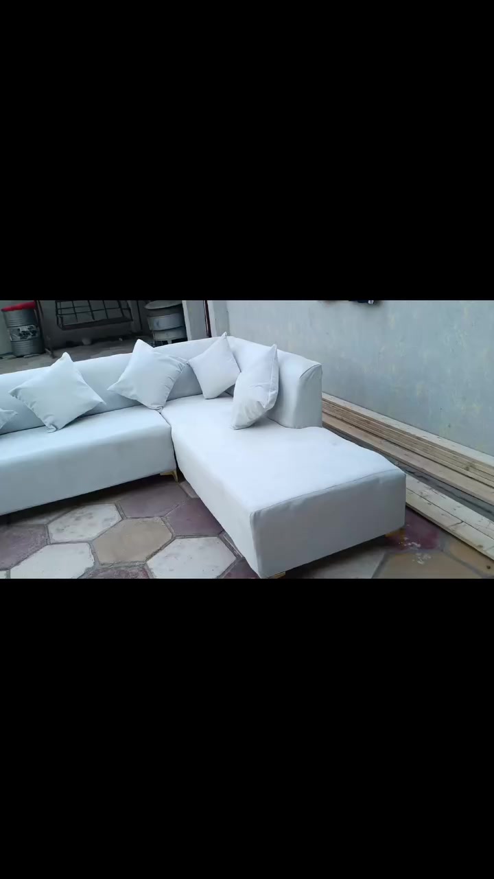 لأصحاب الذوق الرفيع.. حيث تلتقي الفخامة بالراحة ✨🤍
إذا كنت تبحث عن قطعة تحول صالة بيتك إلى لوحة فنية، فهذا التخم صُمم خصيصاً لك!
​اللون الملكي: أبيض ثلجي ساحر، يمنح المكان إضاءة وفسحة خيالية.
​سهولة التنظيف: لا تشيل هم اللون! القماش مختار بعناية ليكون مقاوم للبقع وسهل التنظيف، ليبقى دائماً كالجديد.
​متانة العمر: الهيكل مبني من خشب (بورد ومكبس) درجة أولى، شغل "ثقيل" ليدوم معك سنوات طويلة.
​القياس: 5 أمتار من الرفاهية التامة.
​اللمسة النهائية: 6 كوشات أنيقة تُكمل فخامة الموديل.
​الجمال بالتفاصيل.. والشغل يحكم! 💎
​📥 للحجز والاستفسار، تواصل معنا الآن:
📞 ***********
​(متوفر توصيل لجميع المناطق)
