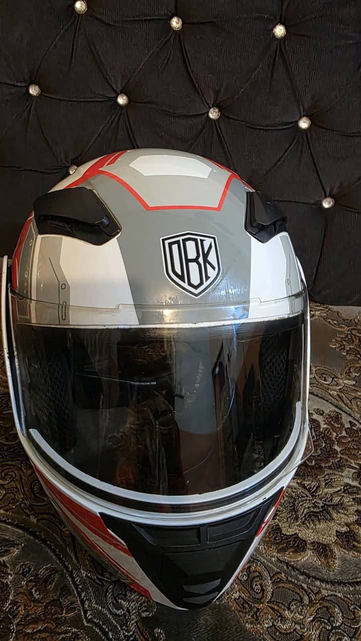 السلام عليكم خوذة للبيع مع سماعات صوتهن كلش حلو خوذة نظيفة بدون ضرر مستخدمه فترة قليله سعرها ٥٠ قفل قياس XLمكاني الحرية *********** واتساب
