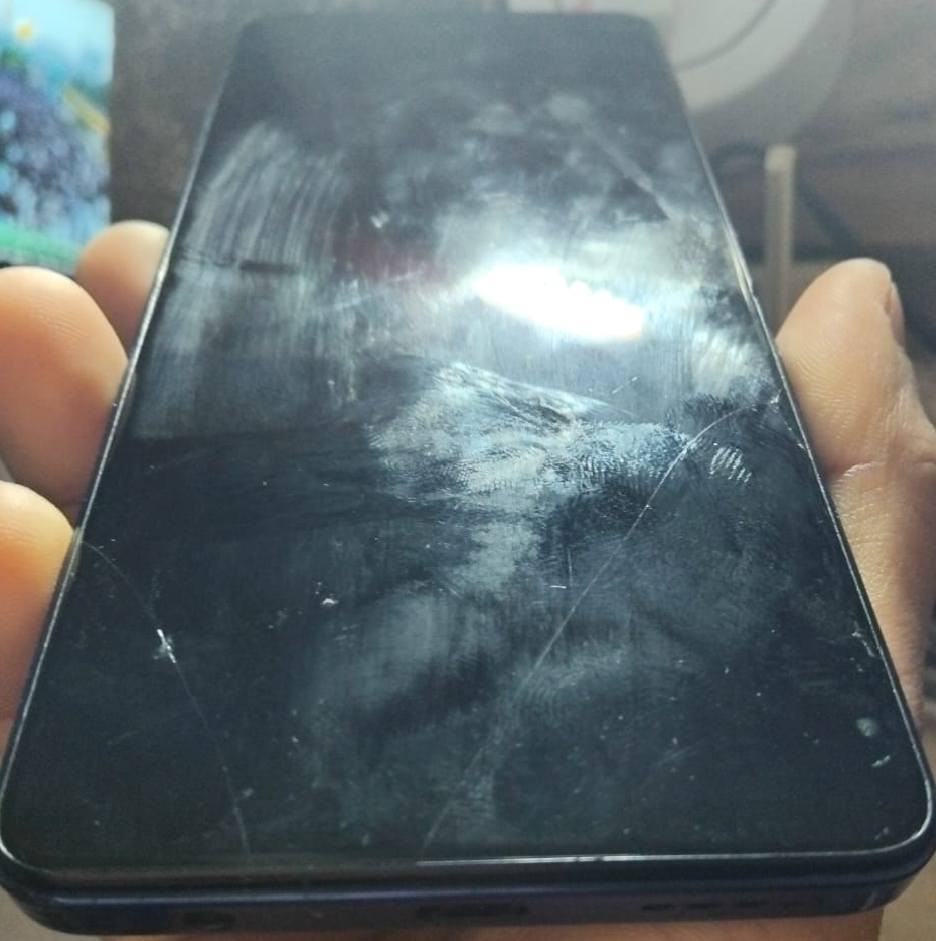 📱 للبيع: Tecno Pova 5 (مستعمل)
الذاكرة: 256GB مع رام 8GB 
المعالج: Helio G99 (ممتاز للألعاب).
البطارية: 6000mAh مع شحن سريع 45W.
الشاشة: 120Hz لسلاسة عالية.
حالة الجهاز:
الجهاز شغال 100% وما فيه أي عيب داخلي. توجد بعض الخدوش (الشخطات) البسيطة على الشاشة كما موضح بالصور، وهي خارجية فقط ولا تؤثر على اللمس أو الأداء نهائياً.
الملحقات:
الكرتونة الأصلية + الشاحن الأصلي 45W.
السعر: [ 150 الف] (قابل للتفاوض البسيط)
المكان: [الكاضمية]


**إذا كنت صاحب هذا الإعلان وتريد حذفه لأي سبب، رجاءا أرسل رسالة إلى الدعم الفني**