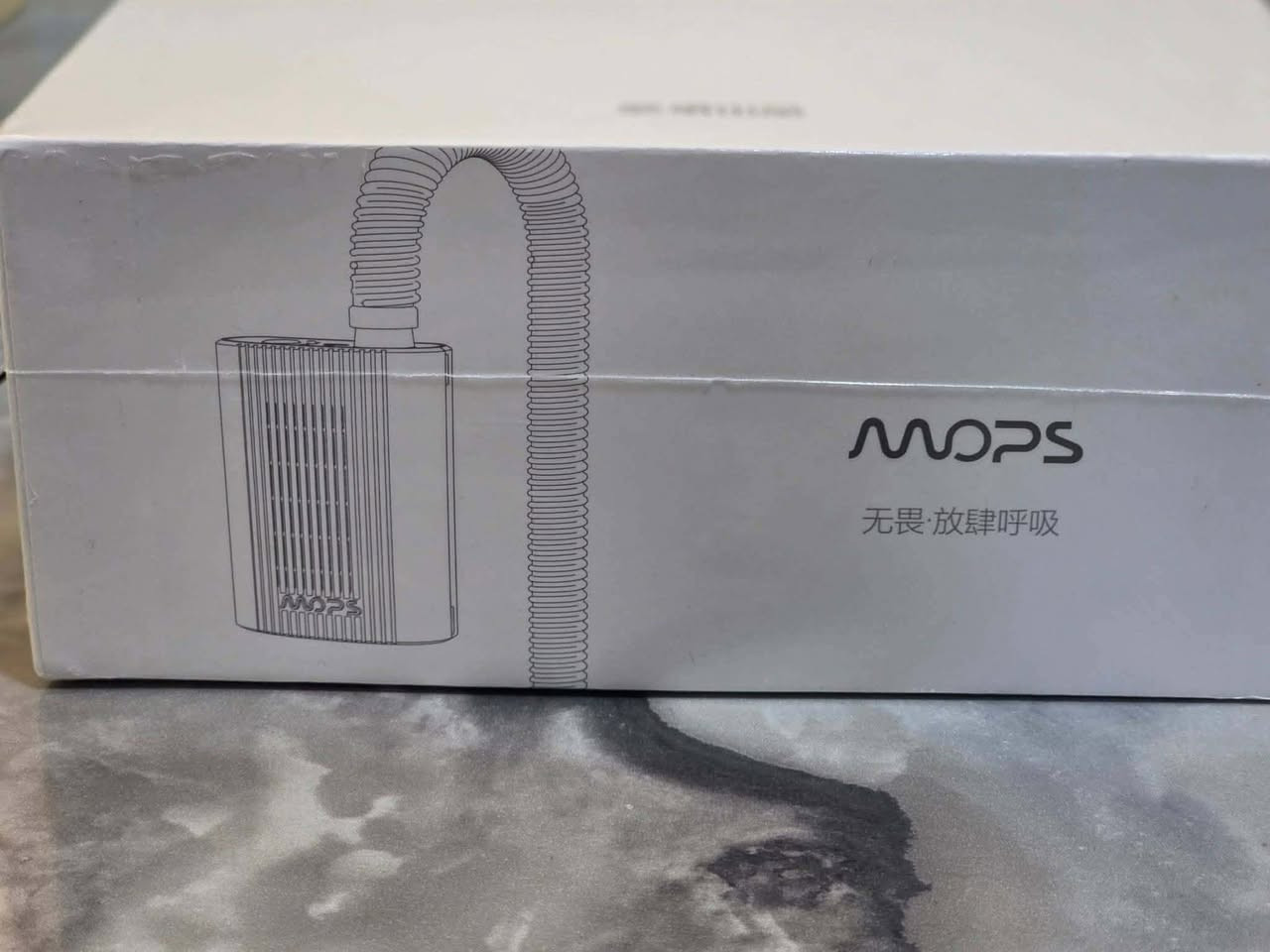 السلام عليكم

المنتج هو جهاز تنقية هواء من ماركة MOPS.
نوع الجهاز: منقي هواء منزلي ذكي.
المميزات: تصميم عصري وأنيق يتناسب مع الديكورات الحديثة.
الوظيفة: يعمل على تنقية الهواء من الغبار والروائح والملوثات.

الجهاز واستخداماته:
التنقية والتعقيم: يعمل الجهاز على تنقية الهواء وتحسين جودته، وهو مفيد للأشخاص الذين يعانون من الربو أو الحساسية لأنه يساعد في تقليل مسببات الحساسية.
تصميم محمول: يتميز بحجمه الصغير وإمكانية شحنه، مما يجعله مثالياً للاستخدام الشخصي فوق المكاتب، في غرف النوم، أو حتى أثناء التنقل.
التحكم الذكي: تذكر بعض المصادر أن أجهزة هذه الفئة تدعم التحكم الذكي لتسهيل الاستخدام.

اعلى سعر ابيع 
متوفر توصيل 

الحجز ع الخاص


**إذا كنت صاحب هذا الإعلان وتريد حذفه لأي سبب، رجاءا أرسل رسالة إلى الدعم الفني**