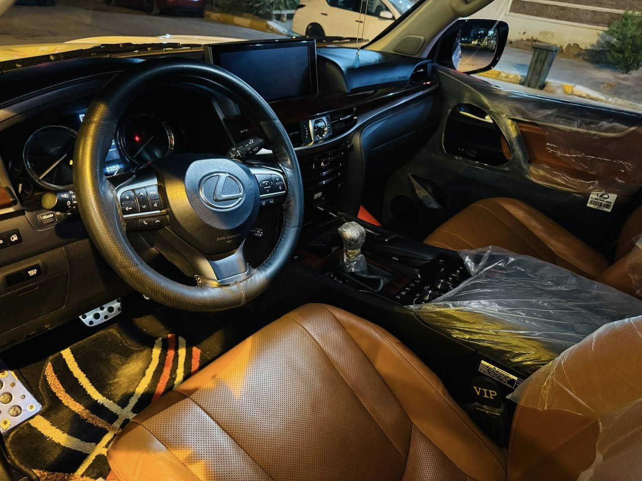 سلام عليكم
لكزز 2020بريم اصل 
رقم بغداد 
ماشيه 96الف 
8سلندر 5700
شاشات خليفه 
كشنات كهربائيه
حساسات خلفي وأمامي 
تحديد مسار ردار امامي 
السياره مكفوله ماعدا بارد بل باب خلفي بدون صبغ 
السعر 850وبيه مجال 
كوت /***********
