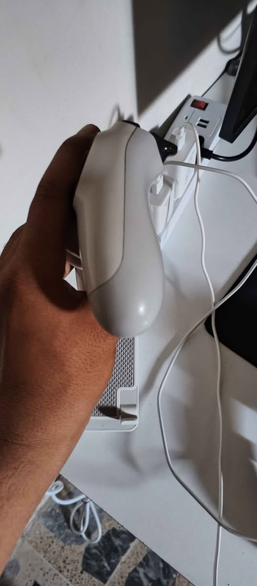 السلام عليكم للبيع يد بلايستيشن 4 أصلية (DualShock 4) باللون الأبيض المميز (Glacier White).
الحالة: مستعملة نظيفة جداً وبحالة ممتازة (نفس الصور تماماً).
الأداء: الأزرار والجيرات (Analog sticks) شغالين 100% بدون أي تعليق أو درفت (Drift).
النوع: أصلية بالكامل (شركة سوني)، بطاريتها ممتازة وتدوم طويلاً.
الموقع: أربيل.
السعر المطلوب: 35,000 دينار عراقي (قفل).
للتواصل والاستفسار يرجى مراسلتي على الخاص. أربيل, العراق


**إذا كنت صاحب هذا الإعلان وتريد حذفه لأي سبب، رجاءا أرسل رسالة إلى الدعم الفني**