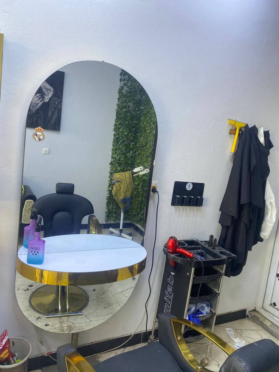 السلام عليكم
غراض حلاقه للبيع 
مرايات عدد 3
كراسي عدد3 
جهاز بخار + جهاز شمع+ جلسه اطفال
سبلت طن ونص انفينتر 
تخم جلد 
الاسعار كلهن بيهن مجال((***********
