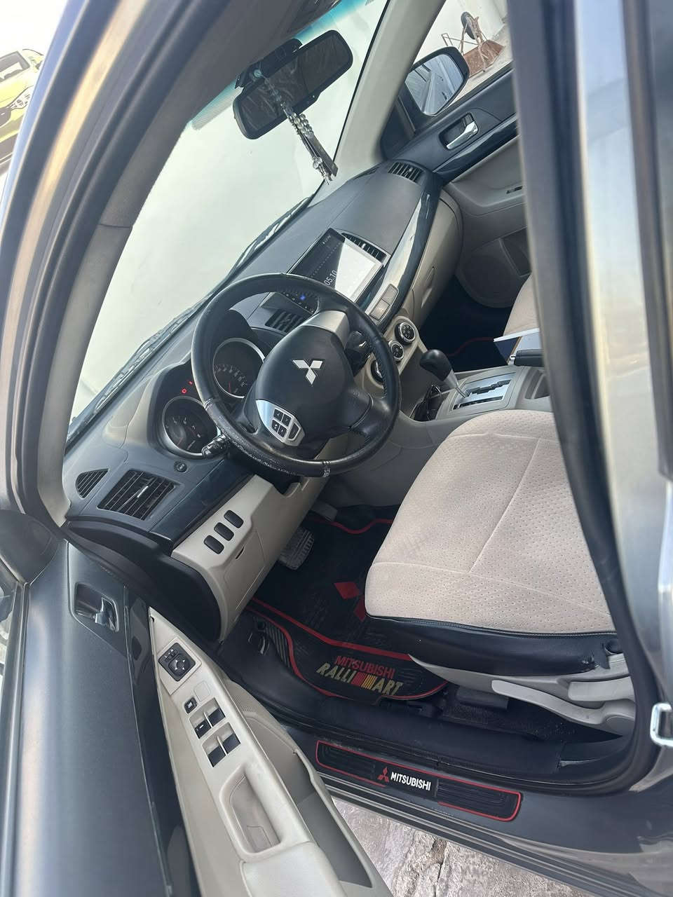 سلام عليكم
مسيو بوشي 
لانسر 
موديل :٢٠١٦ 
السياره كفاله عامه 
ماشيه:٦٦ آلاف حقيقي 
السياره فول 
سويجين 
ويل كب
كامره خلفيه 
تحكمات ستيرن 
فتحه 
حساس خلفي 
اشاير مري 
لايت اوتو السياره خير من الله 
وكفاله  حته ل سبير مانازل لا بارد لا صبغ 
السعر : ١١٠ ورقه 
الرقم : ***********
مكاني بغداد الشعب شارع لأسواق
