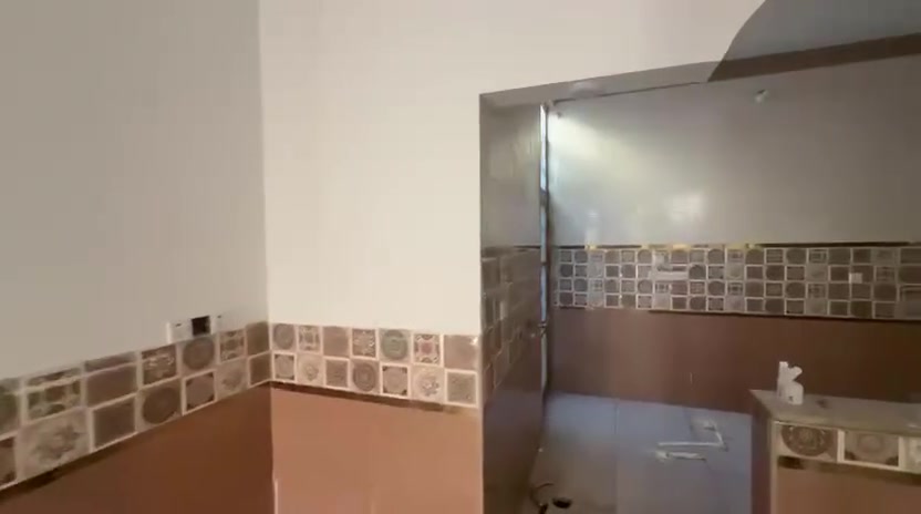 دار سكن المساحه 50متر طابقين بناء جديد موقع كلش مرتب وحلو وقريب على الشارع الرئيسي رابع بيت عن الشارع موقعه مقابيل حي الامامين اله طريق على شارع السيده نرجس من حي العباس و الطريق الثاني البوبيات عمود 31شارع الودي وتنزل عليه سعره جدا مناسب بالنسبه الموقعه والبنائه للاستفسار خاص او الاتصال ***********
