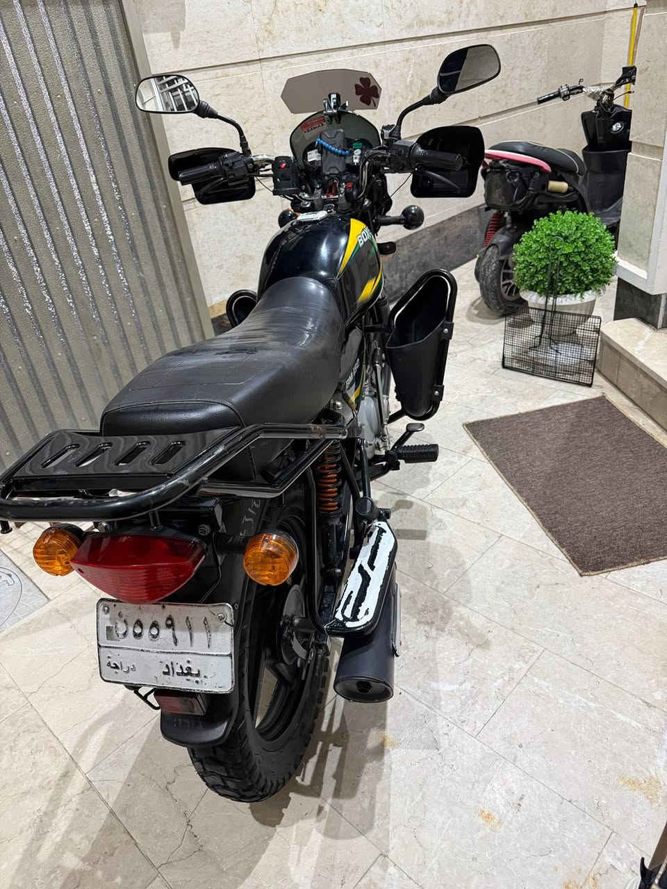 سلام عليكم بوكسر كلاسك موديل ٢٣ خير من الله الدرجه مكفوله كفاله عامه مرقمه الدراجه. رقمه مميز تحويل ثاني  الدراجه ما مفتوحه مكاني بغداد الجديده السعر مليوني ٧٠٠بيه مجال قليل ***********
