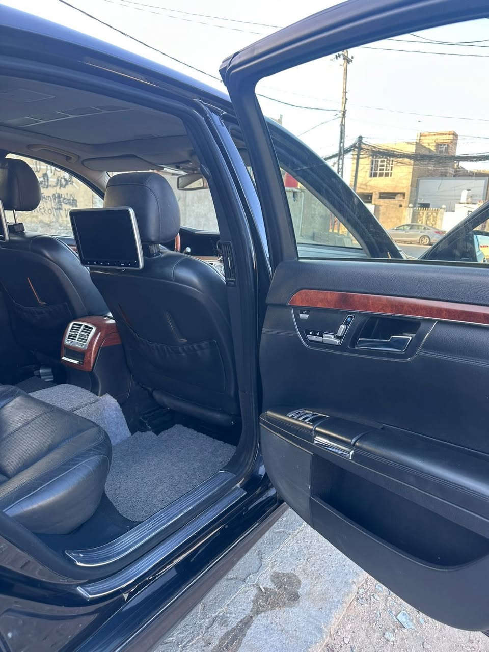 السلام عليكم
مرسيدس. S 550...

2006محدث 2013...وراد يابان 

مواصفات 

1- ابواب شفط زائد جنطه

2-سلايت برده خلفيه 

3-لارج باب طويل 

4-تحكم ستيرن جهتين 

5-لايت زنون عدسه 

6-غرفه مع كشنات بحاله جيده جدا 

وهناك مواصفات أخرى 

السياره رقم بغداد بأسمي تحويل مباشر

السياره جاهزه المحرك والگير والحداديه امامي خلفي بحاله جيده جدا بالإضافة إلى تبريد بحاله ممتازه... تخم تاير بالإضافة إلى بطاريات جيده جدا

عنوان السيارة النجف رقم تلفون السعر 175 بي مجال مكلث تصل

***********
