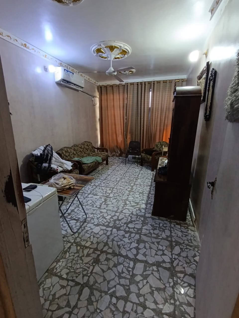 دار للبيع طابو صرف بغداد جسر ديالى الساهرون قرب مدرسه الشهيد فيصل مساحه ١٠٠ طابق اونص غرفتين صالتين حمامات مطبخ ستقبال كامل الخدمات مي كهرباء مجاري تبليط ***********
