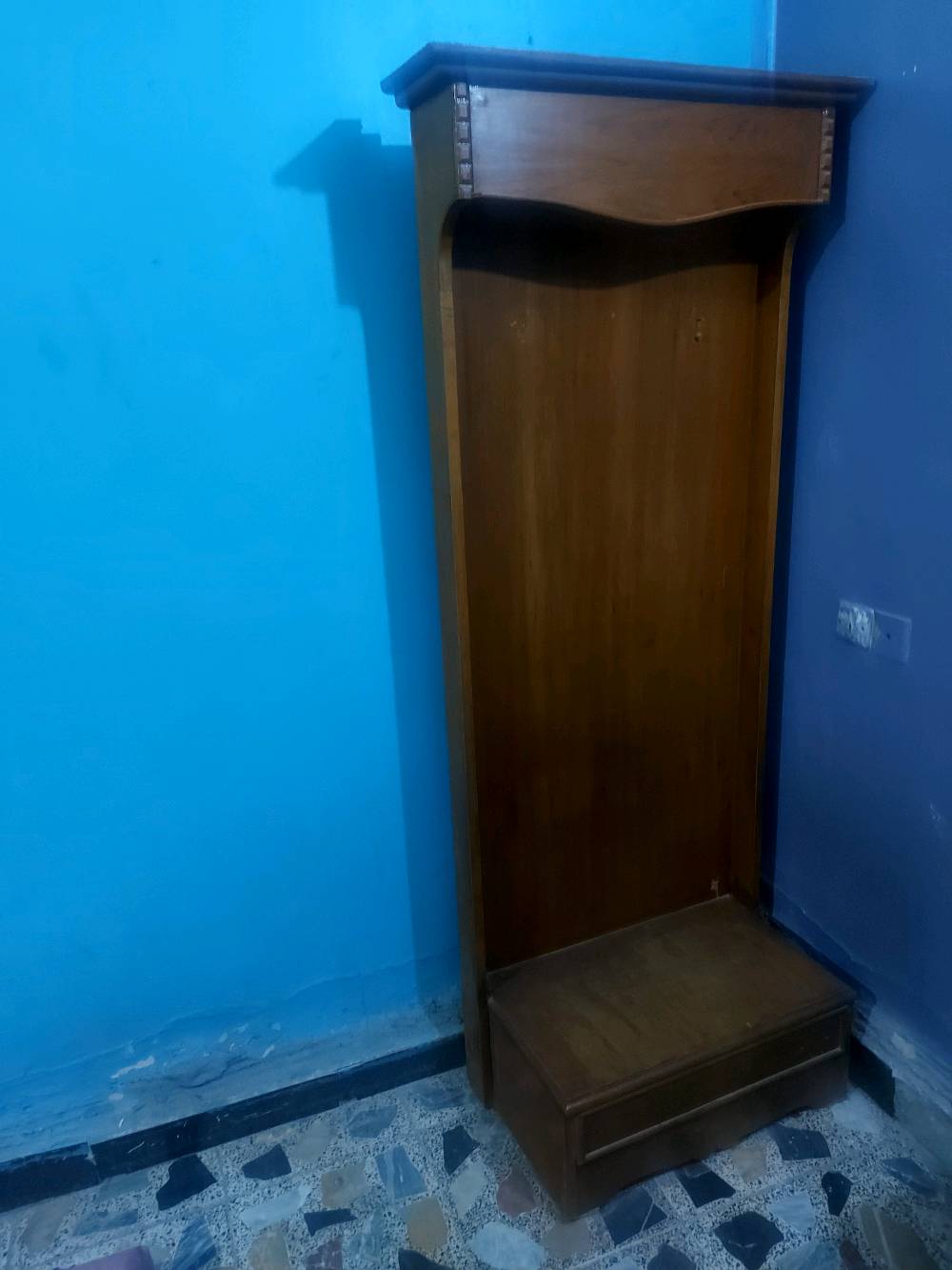 غرفة اخشاب صاج كنتور 6باب +ملاحق وجرارات وچرباية بدون راس وميز تواليت بدون مرايا وبقية الميوزة ال بصور سعر مناسب لان محتاج قيم واخذ وبالعافية على الياخذه ***********