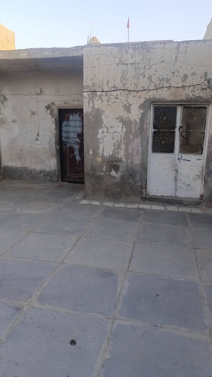 السلام عليكم بيت لليجار مكان رشاد قريب عله شارع تانكي وشارع التكاتك ايجاره  150رقمي ***********
