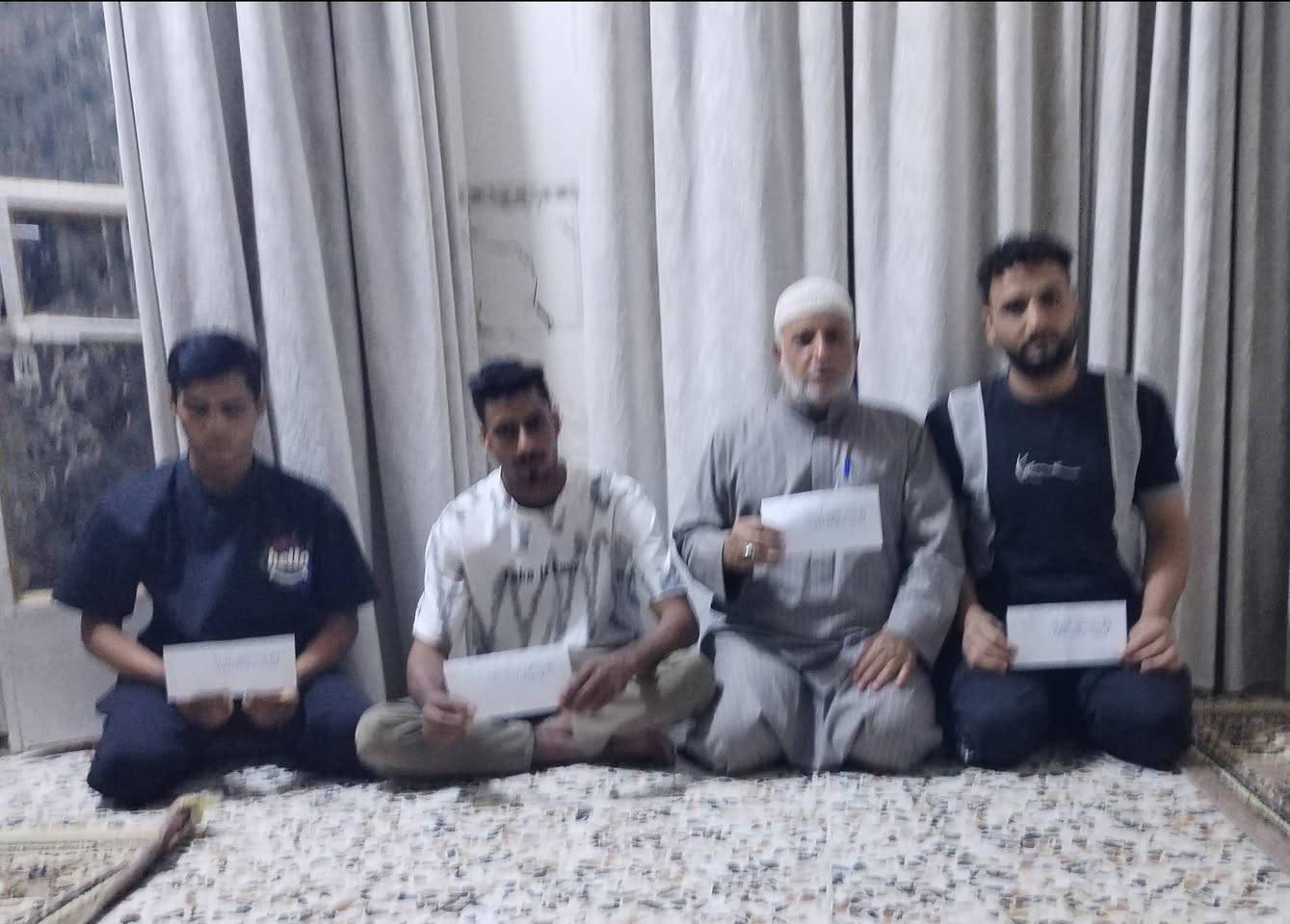 لَنْ تَنَالُوا الْبِرَّ حَتَّى تُنْفِقُوا مِمَّا تُحِبُّونَ وَمَا تُنْفِقُوا مِنْ شَيْءٍ فَإِنَّ اللهَ بِهِ عَلِيمٌ
إِنَّمَا الصَّدَقَاتُ لِلْفُقَرَاءِ وَالْـمَسَاكِينِ وَالْعَامِلِينَ عَلَيْهَا وَالْـمُؤَلَّفَةِ قُلُوبُهُمْ وَفِي الرِّقَابِ وَالْغَارِمِينَ وَفِي سَبِيلِ اللهِ وَاِبْنِ السَّبِيلِ فَرِيضَةً مِنَ اللهِ وَاللهُ عَلِيمٌ حَكِيمٌ 

من سورة التوبة- آية (60)

على بركة الله وبركة الصلاة على سيدنا محمد وآل بيته الطيبين الطاهرين تقوم مؤسسة الكفيل الخيرية رعاية الفقراء والايتام والتي يرعاها الشيخ علاء صبري الدلفي بتوزيع وجبة شهر حزيران من تبرعات الاخوة المؤمنين فهذه المبالغ التي جاد بها الخيرون من ابناء ناحية الوحدة استلمناها وستوزع الى العوائل الفقيرة والمتعففة والايتام وبكل امانة 
وبهذه المناسبة ندعو جميع الاخوة من اهالي ناحية الوحدة الخالصة وسيد عزال والمعمل والابطال والحرية ودور الزراعة للمساهة في هذا المشروع الخيري والانساني وبأشتراك شهري  (  5000  ) خمسة الاف دينار او تبرعات مواد عينية لتكون صدقة جارية عنكم وعن امواتكم  ...  
للتبرع الاتصال بأحد الهواتف التالية لمسؤول واعضاء المؤسسة 

***********
الشيخ علاء الدلفي
 
***********
ابو محمد الدلفي 

***********
عباس الركابي 

***********
علي ناظم الدلفي

***********
محمد خالد الدلفي 

***********
حمزة السلطاني
