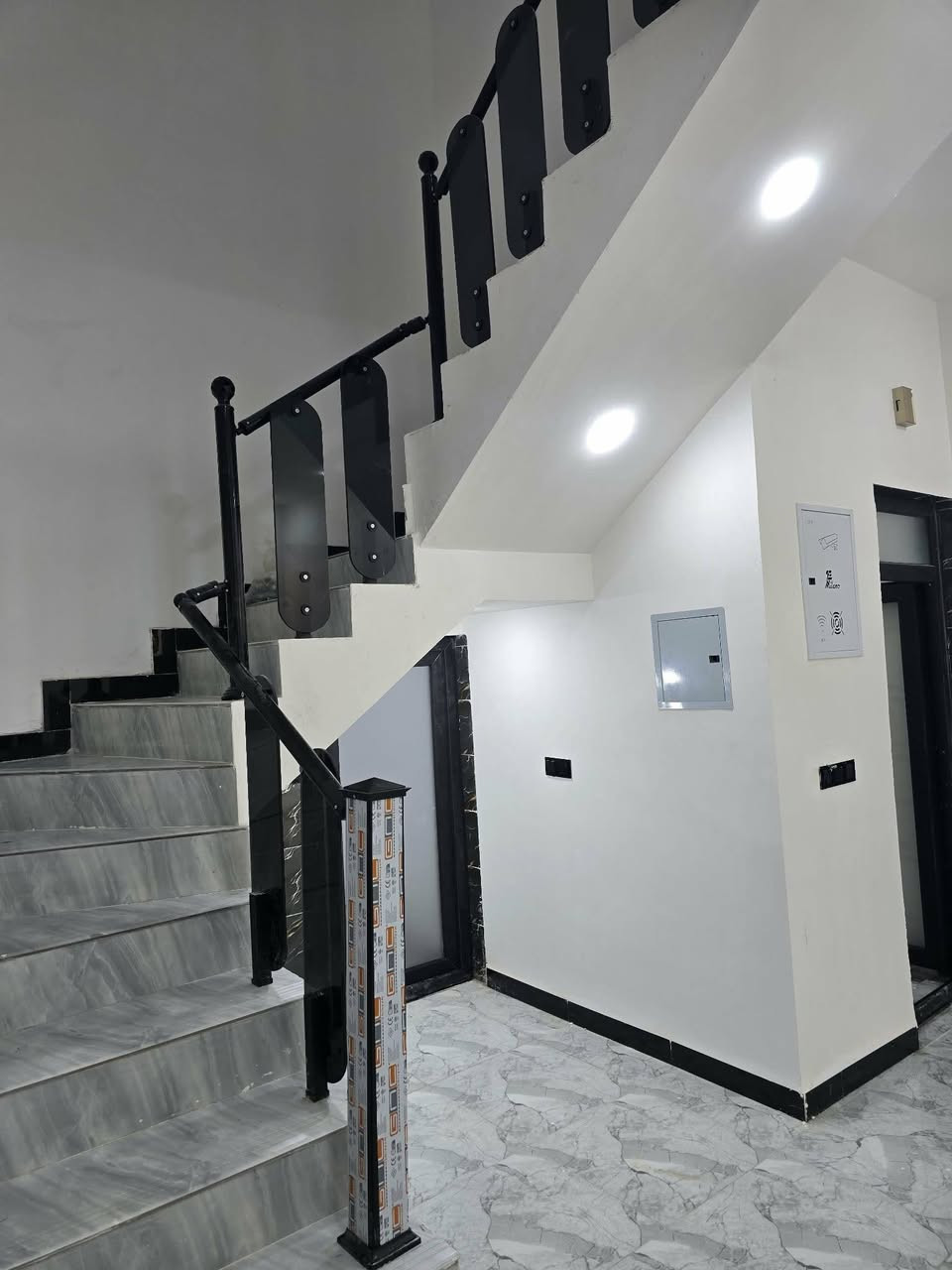 🏡2 بيوت للبيع_بناء حديث غير مسكون كونكريت مسلح
الديوانية / مجمع حيدر ابن حجي هندي بلوك 13 حولي الجامعة . 
🔸طابو زراعي سند 25  . 
المساحة 200م² – طابق واحد
🔹 2 غرفه نوم + استقبال + صالة
🔹 3 صحيات
🔹 مطبخ 
📞 للاستفسار: [***********]
🔸 او مراسـلة الصـفـحـة
