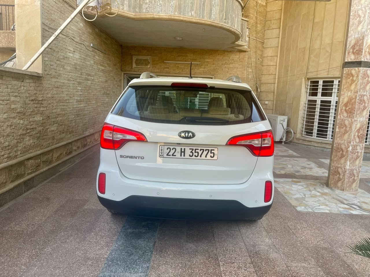 السلام عليكم اخوان 
كيا سورنتو ٢٠١٥ خليجي كفاله 
بدون صبغ حتى دعاميات 
رقم اربيل الانكليزي جديد 
مواصفات السياره 
بصمه.  بردات بوب.  كامرا
 كشن كهرباء  سبعه راكب ٣قطع تبريد 
ويل كب   لدات امامي. لدات خلفي 
حساسات   تبريد بيانو   شاير بالمري
 بلوتوث سيدي 
ماشيه ١٣٢فقط حقيقي كيلو 
كير مكينه صدر تبريد جدد برغي ما مفتوح بيها 
السياره بيها شخط الباب عكس السايق فقط 
السعر ١٧٣ وبالعافيه ع ياخذها 
مكاني بغداد العامريه 
***********
