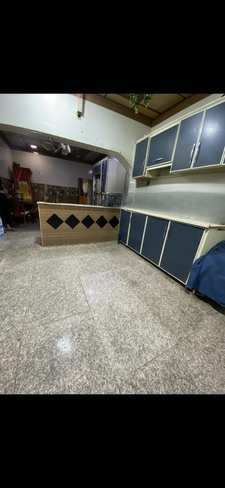 دار للبيع بالأمن الداخلي(شارع طارش) الواجهه ١٣متر والمساحة ٢٦٠ متر ..طابق واحد يحتوي على ٢غرف نوم +٢صالة+مطبخ موديل تركي يعني حار وبارد..علماً بأنه الطابق الثاني يحتوي على غرفة كبيرة (بسقف كونكريت مخزن) ،، عرض الشارع ١٠ متر السعر  ٢٥٠ مليون عراقي للتواصل الاتصال /***********
