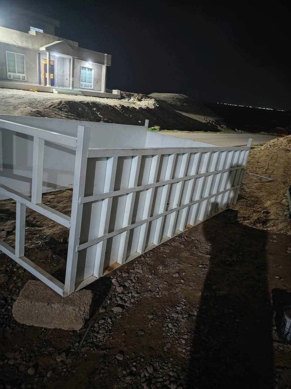 السلام عليكم محجل كيه  للبيع 
عرض 171
ارتفاع 80
طول 285
نوع الحديد ²ملم 
السعر 350الف 
الاتصال ***********
