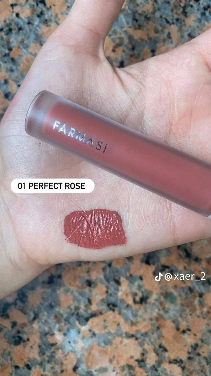 هذه مجموعة من أحمر الشفاه السائل المطفي من فارماسي (Farmasi Matte Liquid Lipstick). 
تأتي المجموعة في عبوة تحتوي على 12 قطعة.
تتميز بتركيبة غنية بالألوان وتدوم طويلاً دون أن تتسرب أو تنتقل.
القوام كريمي ينساب بسلاسة عند التطبيق.
تحتوي على مكونات مرطبة مثل زيت الأفوكادو وفيتامين E.

الفارمسي 🔥🔥🔥
12 لون

سعر خاص
توصيل لجميع محافظات العراق


**إذا كنت صاحب هذا الإعلان وتريد حذفه لأي سبب، رجاءا أرسل رسالة إلى الدعم الفني**