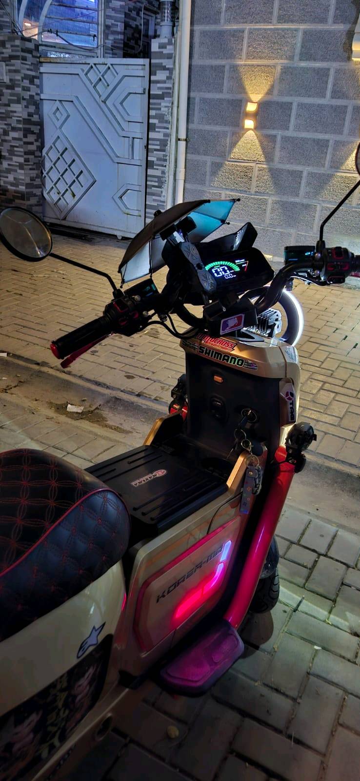 سلام عليكم دراجه f3 للبيع بطاريه ليثيوم فوسفات الحديد ٧٢ فولت ٢٠ امبير ملف ٣٠٠٠ واط شلعه طيران والمعدل طلقه والسرعه ٩٩ بالشاشه حقيقي ٧٠ الدراجه بيه مشكله انو المشكله لو بالبطاريه او البطاريه صغيره يعني ٢٠ امبير علملف ٣٠٠٠ واط .. سالت واحد ابو بطاريات ليثيوم كال يمكن لان البطاريه صغيره كاعد ايصير هبوط فولتيه كال لازم ٣٠ امبير وتعرفون الشغله اتكلف او تكدر اتحور بطاريته كرافين لازم ٦ بطاريات ولازم الامببر يكون ٣٢ او اكثر المهم الدراجه كلش نضيفه ماشيه ٢٩٠٠ شاشه تظهر الاعطال... المواصفات بك. دبل اشاره .دكمه اصلاح يعني الدراجه اذا عطل سكليتر دوس دكمه ادكوم الدراجه تمشي طبيعي او من حساس البريك يعلق بيك وانت تمشي همين دوس الدكمه وتمشي طبيعي... بيه منفذ يو اس بي... لايت زنون عالي ناصي الدراجه فول بس الدراجه بيه الدرع البرتقالي الي هيه مال اتحط رجلك عليه على اليسرى طالعه من مكانه بسبب وقعه بالدراجه ماماثره بس طالعه اشويه السعر ٦٠٠ وبيه مجال بسيط