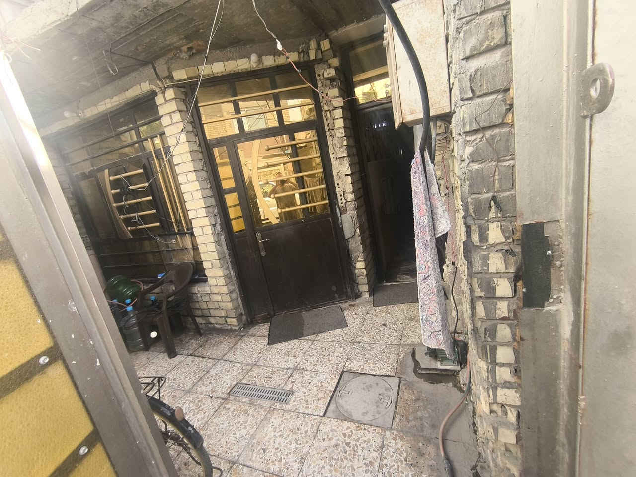 مشتمل للبيع 
عنوانة/ مجاور مجمع ن والقلم منطقة هادئة  وتبليط وماء ومجاري وكهرباء  كامله طابو خدمات ملك صرف قريب جدا من الشارع والعام
مساحتة 60 
للاتصال ***********
